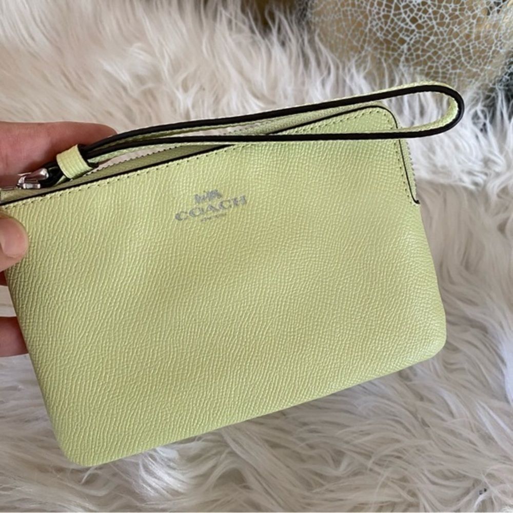 New coach wristlet - Picture 5 of 8